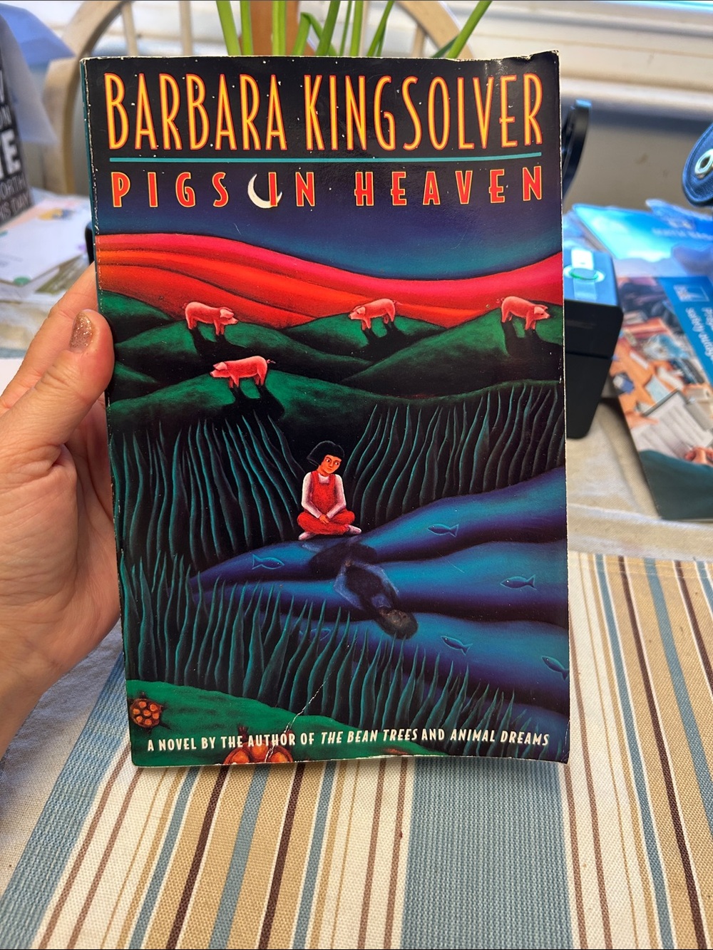 Barbara Kingsolver — Pigs in Heaven (Colorful Illustrated Cover)
